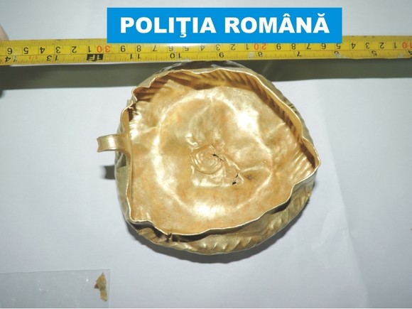 Un vas de aur și mai multe obiecte arheologice au fost descoperite de polițiști la hoții de morminte