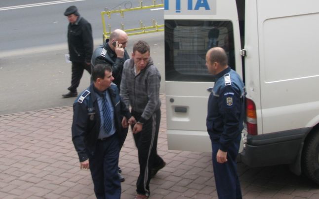 Un violator în serie a fost violat de trei colegi de celulă