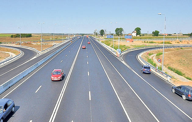 Una din masurile prin care Guvernul vrea sa acopere gaurile bugetare lasate de reducerile de taxe: Compania de Drumuri si Autostrazi va achizitiona utilaje de reciclare a asfaltului si se va ocupa singura de asfaltarile si intretinerile periodice