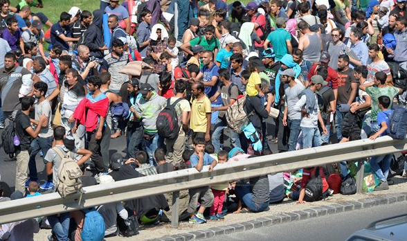 Ungaria ar putea decreta STARE DE URGENŢĂ din cauza crizei imigranţilor
