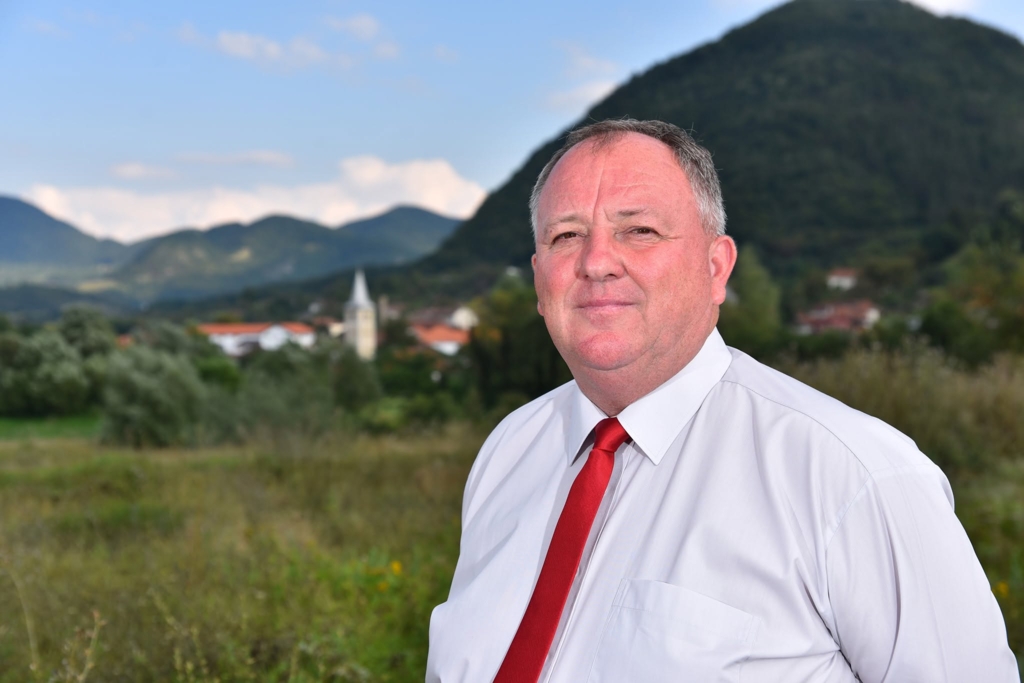 Unul dintre cei mai longevivi primari din România a murit strivit de un tractor. Damian Diniș era la al șaptelea mandat de primar
