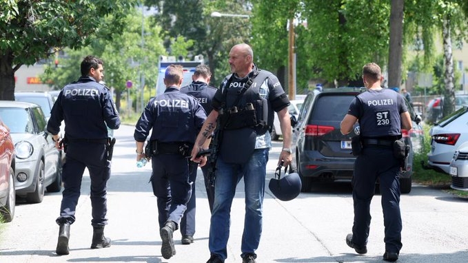 Unul dintre elevii români răniți în atacul armat din Austria a fost împușcat cu patru gloanțe: în picior, în braț și două în cap. Primele declarații ale mamei sale