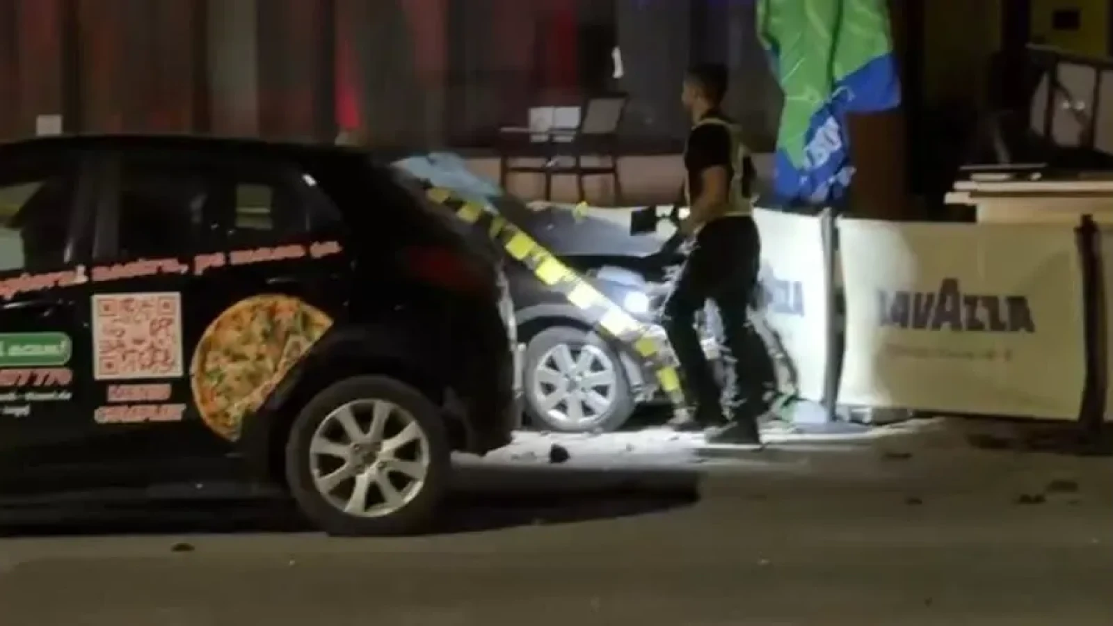 Urmărire ca în filme în Lugoj: Beat și fără permis, a proiectat o mașină pe terasa unui restaurant. Patru oameni, la spital
