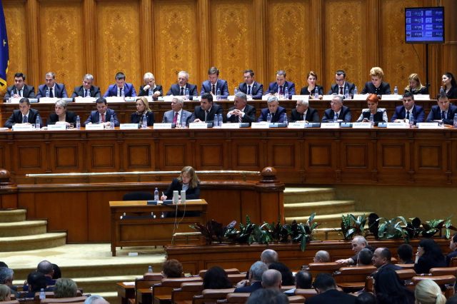 USR strânge semnături pentru modificarea Constituţiei. Ce interdicţie vor să impună