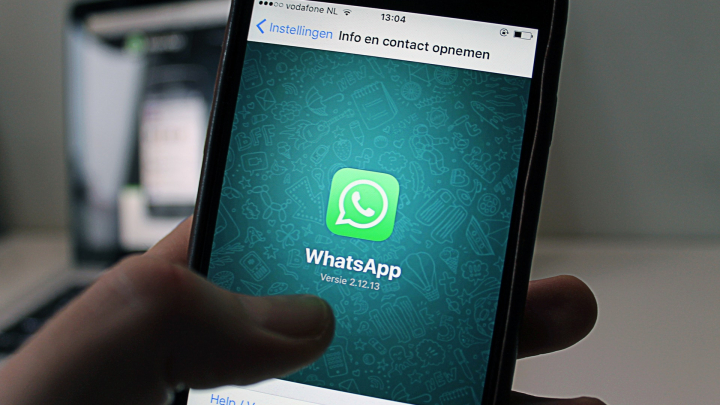 Utilizatori android păcăliți cu o aplicaţie WhatsApp falsă