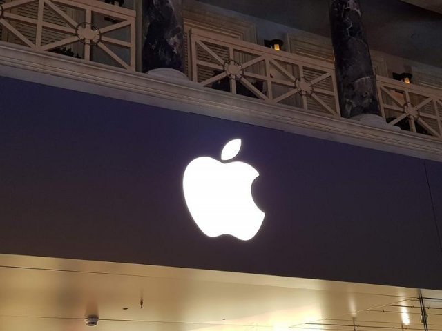 Vânzările de iPhone au scăzut cu 15%. Sunt active 900 de milioane de iPhone-uri