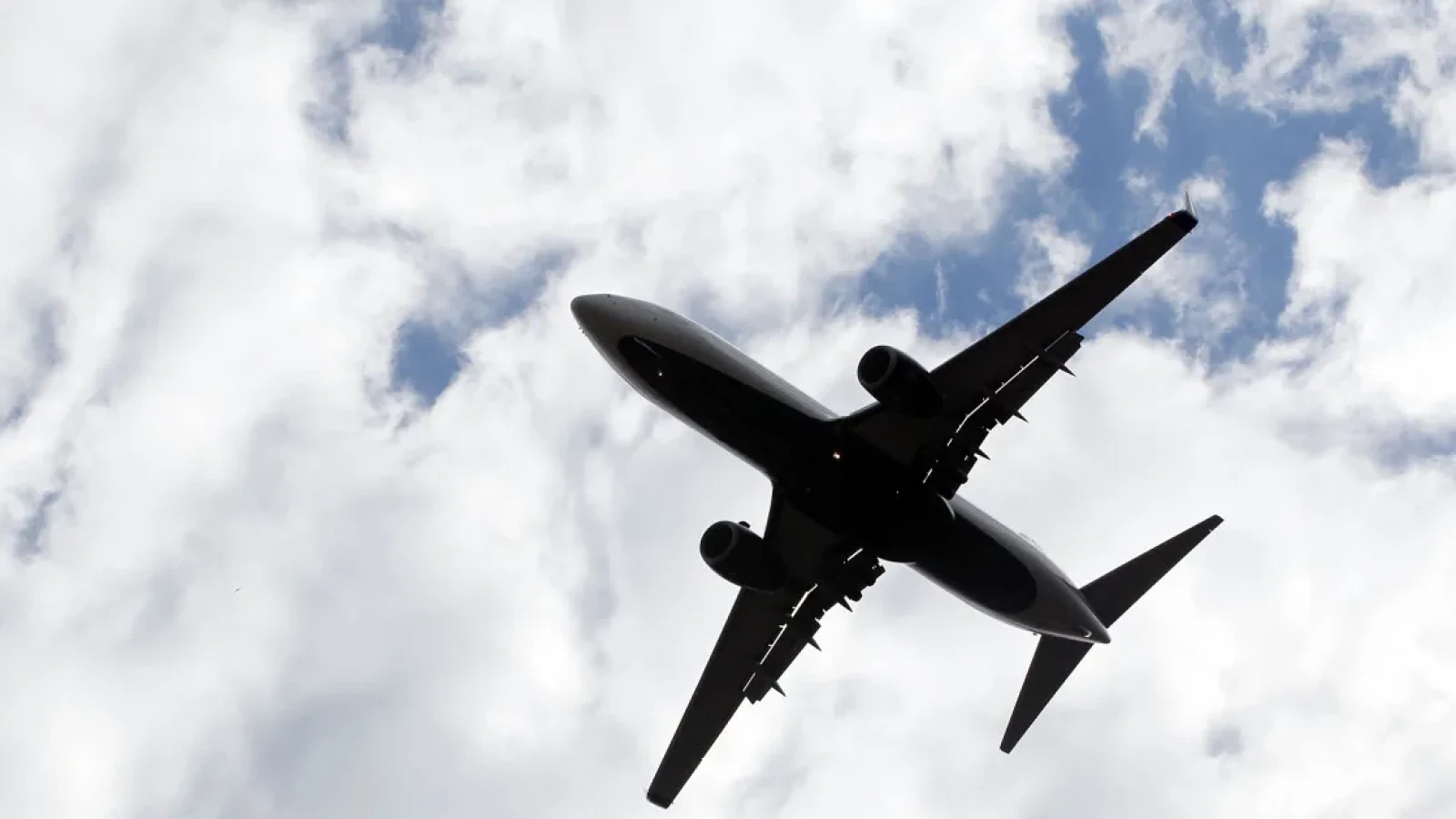 Vacanțele românilor, în pericol: Cursele aeriene spre marile destinații turistice ar putea să fie modificate pe fondul războiului din Iran
