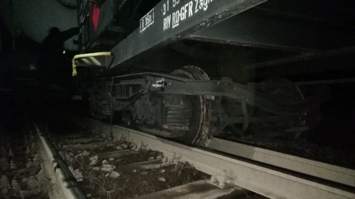 Vagonul unui tren încărcat cu substanţe periculoase, deraiat în Caraş-Severin