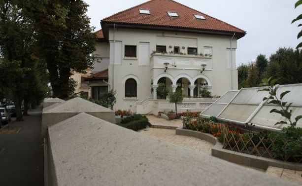 Vântu şi-a scos vila la inchiriat în regim hotelier