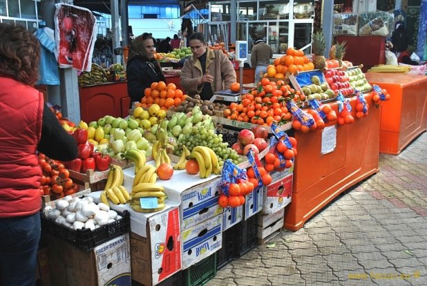Vânzătorii de legume şi fructe din pieţe obligaţi să deţină atestat de producător