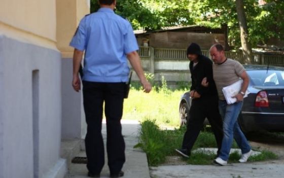 Vaslui: Trei tineri batuti cu biciul de oamenii legii