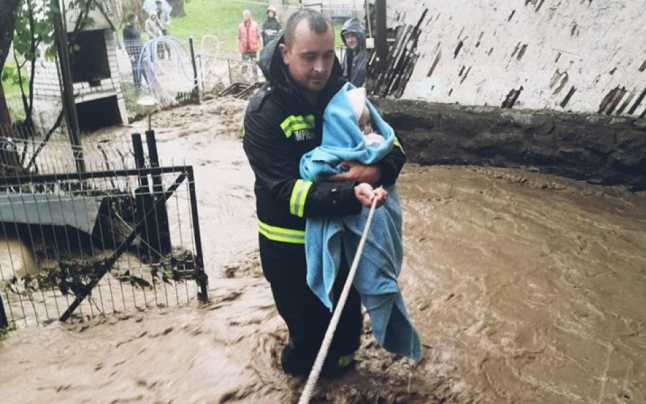 Vela, despre pompierul fotografiat cu un bebeluş în braţe, la inundaţiile din Rodna: Ieşise dintr-o tură de 24 de ore