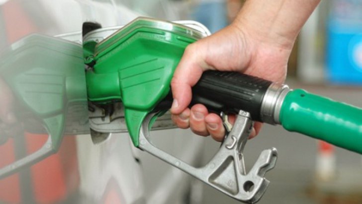 Veste bombă: Se scumpesc carburanții. Taxa auto va fi introdusă în prețul plătit la pompă