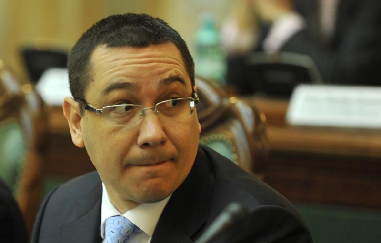 Victor Ponta evită DNA și se operează la genunchi