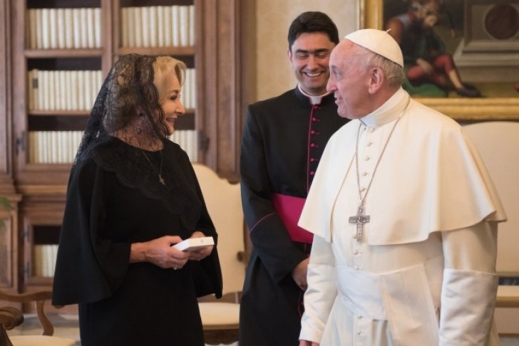 Victor Ponta o face de râs pe Viorica Dăncilă după vizita la Vatican