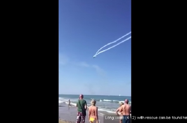 VIDEO / Două avioane s-au ciocnit în aer în timpul unui miting aviatic