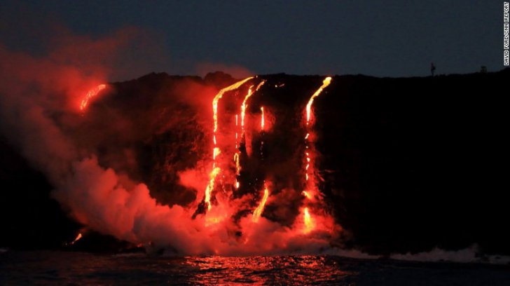 VIDEO. Erupţie vulcanică spectaculoasă în Hawaii. Imagini surprinse din elicopter
