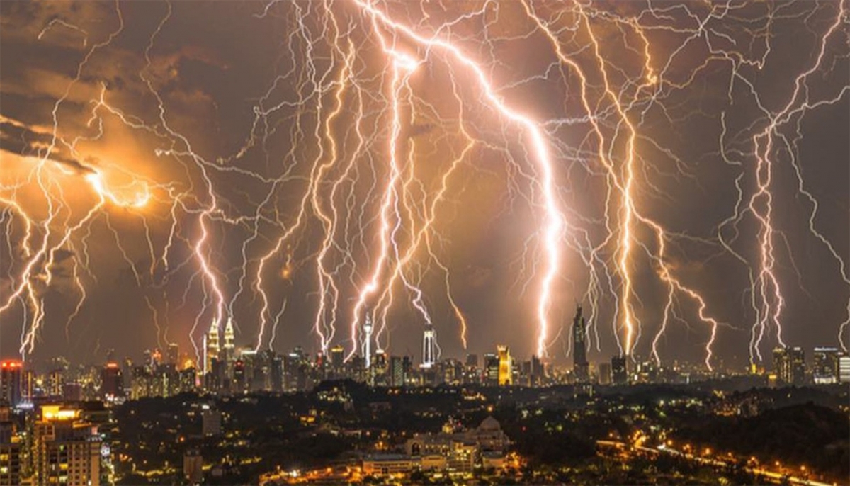 Vine furtuna electrică în România: Meteorologii anunță două săptâmâni cu fenomene meteo extreme