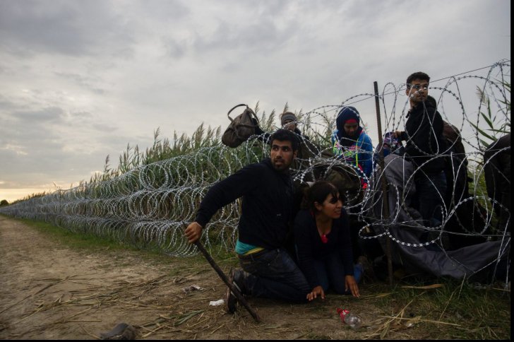 Violenţe la graniţa cu Serbia. Ungaria foloseşte tunuri cu apă pentru a împrăştia migranții