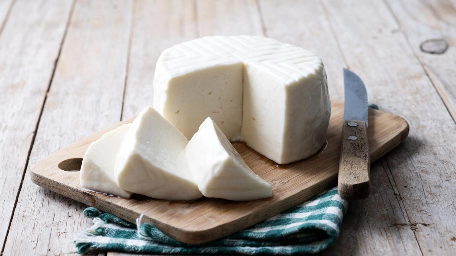 Virusul viu al gripei aviare rămâne în brânza făcută din lapte de la vaci infectate. Care este riscul pentru oameni
