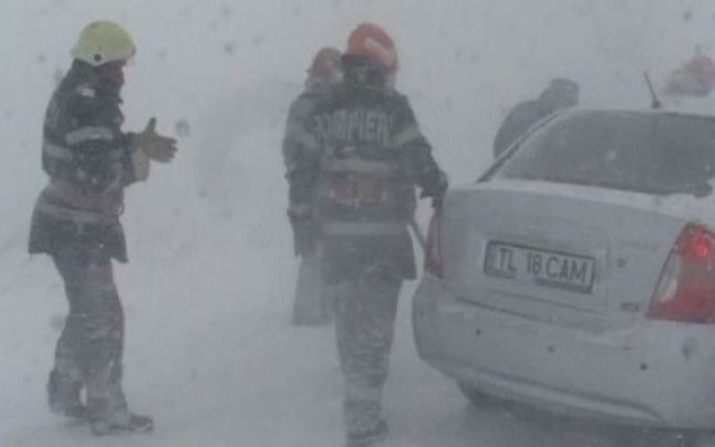 Viscol in Tara: Drumuri închise în judeţul Tulcea. Bacurile circulă din oră în oră