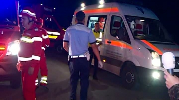 Vitezoman de 18 ani, prăpăd pe şosea. S-a ciocnit cu un taxi, s-a răsturnat, a lovit un stâlp şi alte două maşini