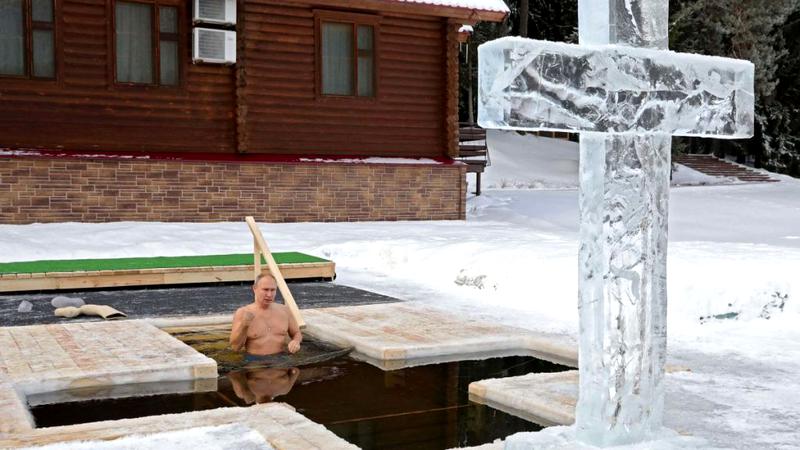 Vladimir Putin se fereste de Covid la bustul gol în apă înghețată