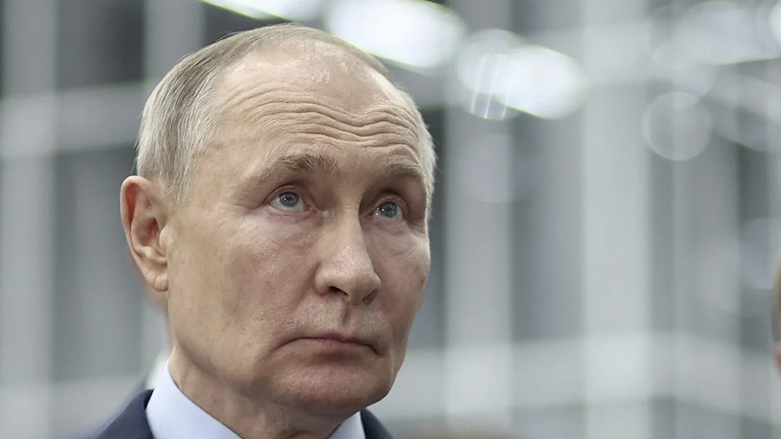 Vladimir Putin trăiește complet în lumea lui. Din 2011 vizionează știri create doar pentru el, rupte de realitate
