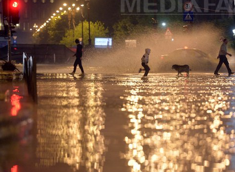 VREME EXTREMA: Ploi torenţiale, vijelii şi grindină, de mâine până joi