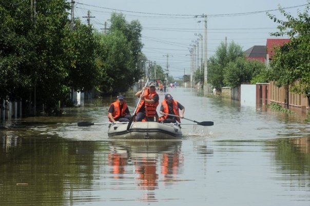 Vremea extrema din Romania face noi victime! O femeie a murit dupa ce a fost luata de viituri