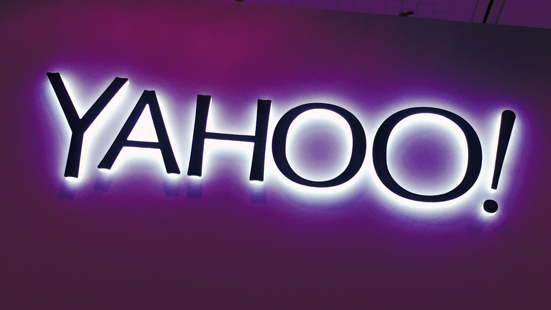 Yahoo ar fi scanat în secret e-mailurile clienților pentru serviciile secrete americane