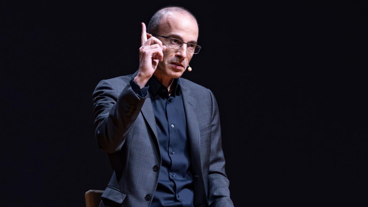 Yuval Harari: „Construim zei și ne așteptăm să ne fie sclavi". Autorul „Sapiens" crede că AI va primi controlul sistemului financiar mondial
