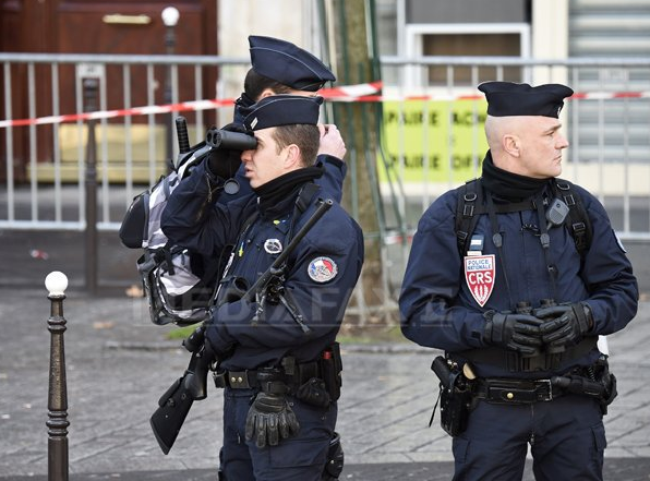 Zece oameni, luaţi ostatici de persoane înarmate într-un magazin din apropiere de Paris