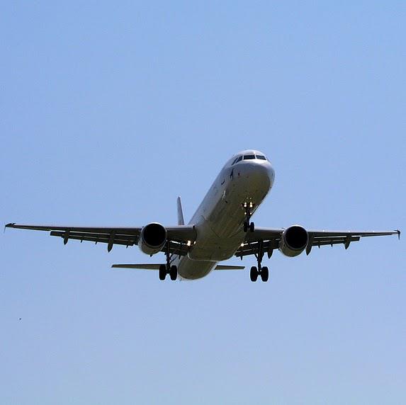 Zeci de cetățeni români sunt blocaţi de ieri seară pe aeroportul Luton din Londra. Ce s-a întâmplat