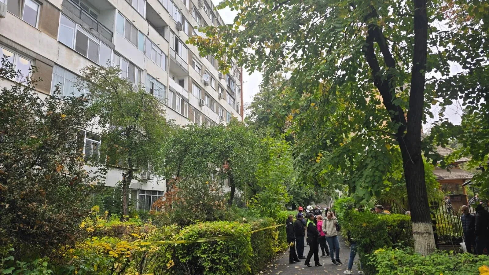Zeci de familii evacuate după ce un bloc cu "bulină roșie" e în pericol de prăbușire în București. A apărut o fisură uriașă între două scări