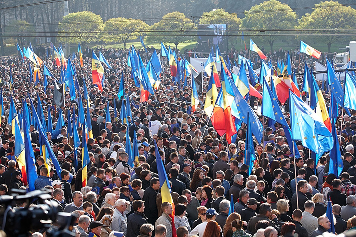 Zeci de mii de basarabeni cer UNIREA cu România / LIVE VIDEO