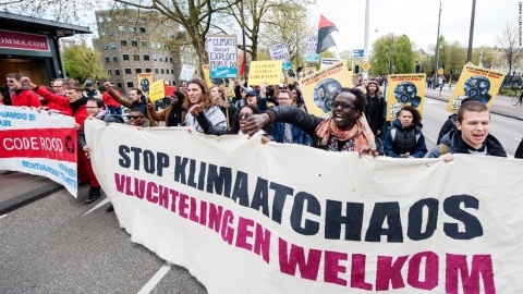Zeci de mii persoane au manifestat la Amsterdam pentru „politici oneste privind clima