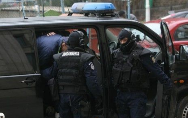 Zeci de percheziții la proxeneții din Argeș
