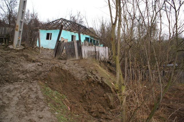 Zeci de persoane evacuate din cauza alunăcărilor de teren din localitatea Apold, județul Mureș