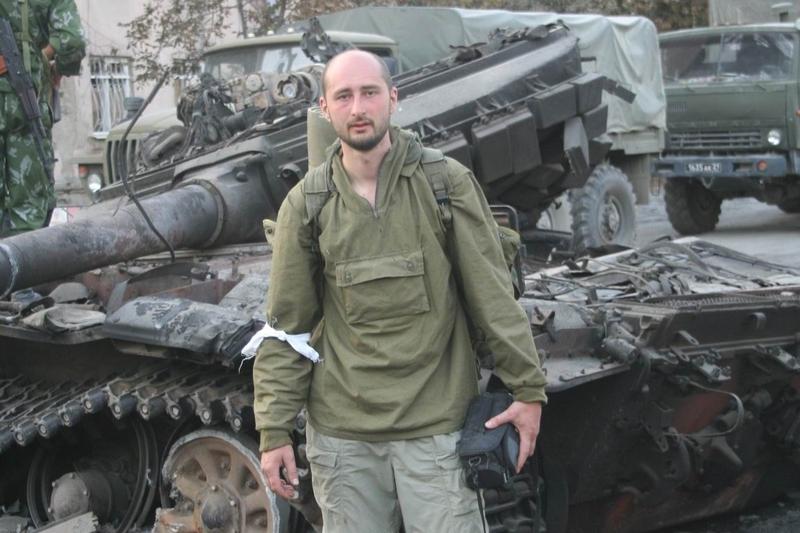 Ziaristul rus Babchenko, declarat mort marți, este în viață. Ucrainenii spun că au înscenat moartea sa pentru a dejuca o crimă pusă la cale de Rusia